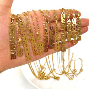 Collar de Cadena con Colgante de Signo del Zodiaco Vertical Chapado en Oro y Plata con Fuente Inglesa Antigua de Acero Inoxidable - Product Image 2