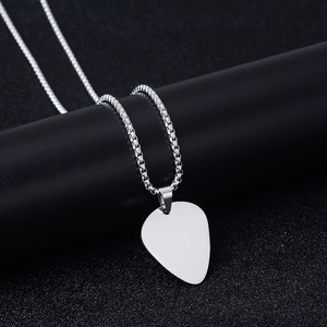 Collier pendentif plectre de guitare en acier titane, breloque style musical poli miroir, bijou étanche pour les amateurs de musique 29X32mm - Product Image 5