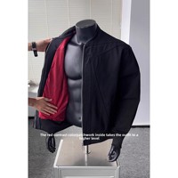 Blouson Bomber Homme Noir à Rayures Rouges, Coupe Droite Structurée, Ample, Style Américain Vintage, Fermeture Éclair, Automne