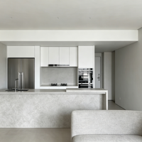 Meubles de cuisine modulaires en L, finition laquée mate bicolore, vitrine murale en verre, fermeture amortie, fabrication OEM/ODM