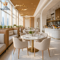 Ensemble de mobilier de luxe pour hôtel et restaurant avec tables en marbre, chaises de salle à manger, banquettes, comptoir de buffet et tabourets de bar