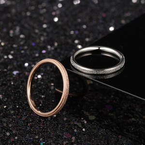 Bague de baseball simple en acier inoxydable pour femme, plaquée or 18 carats, finition givrée, style drama coréen tendance, vente en gros fabricant - Product Image 5