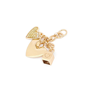 Llavero de aleación de zinc en forma de corazón con baño de oro claro para regalo de coche o uso promocional - Product Image 2