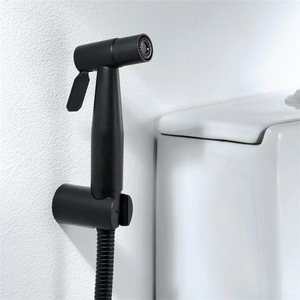 Ensemble <span class=keywords><strong>de</strong></span> pistolets pulvérisateurs modernes en acier inoxydable à double usage, finition noir mat, design mural, caractéristiques faciles à nettoyer pour une utilisation en <span class=keywords><strong>salle</strong></span> <span class=keywords><strong>de</strong></span> <span class=keywords><strong>bain</strong></span> - Product Image 3