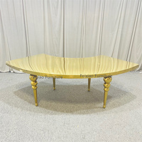 Table de salle à manger de luxe pour hôtel, avec pieds et plateau en métal doré en forme de serpentine, idéale pour les mariages