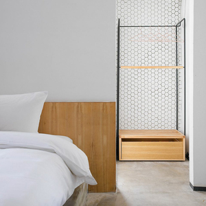 Muebles de dormitorio para resort tropical, suite de cama artística de madera maciza, diseño personalizado para interior de villa de hotel costero de cinco estrellas - Product Image 2