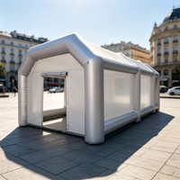Grande tente gonflable pour salon professionnel avec panneaux transparents et structure renforcée pour la promotion de marque, le marketing et les événements en extérieur
