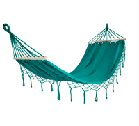 Hamac balançoire d'extérieur moderne, grand, durable et écologique avec support en bois et tissu en coton à pompons pour patio, arbre, parc et camping