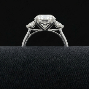 Bague en platine sertie de diamants de qualité supérieure pour femmes, bijoux de mariage élégants avec un design moderne et un savoir-faire raffiné - Product Image 3