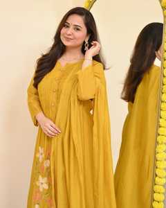 Salwar Kameez Anarkali en coton brodé de fleurs jaunes modernes pour femmes, coupe régulière, pour les occasions spéciales, les mariages, les tenues décontractées - Product Image 3