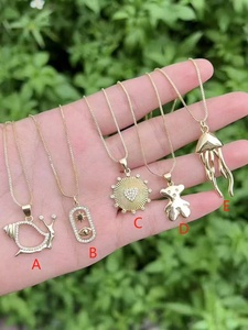 Collares de verano con dijes metálicos de caracol, oso, corazón y medusa para mujer - Product Image 4