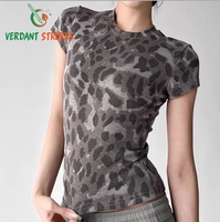 T-shirts imprimés au plastisol Verdant Strokes : Designs audacieux et opaques, haute durabilité – Idéal pour les articles promotionnels des groupes et les événements