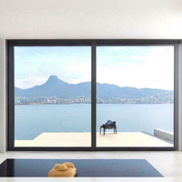 Porte coulissante en aluminium à cadre fin avec grand panneau vitré, fonctionnement fluide, pour villa et terrasse