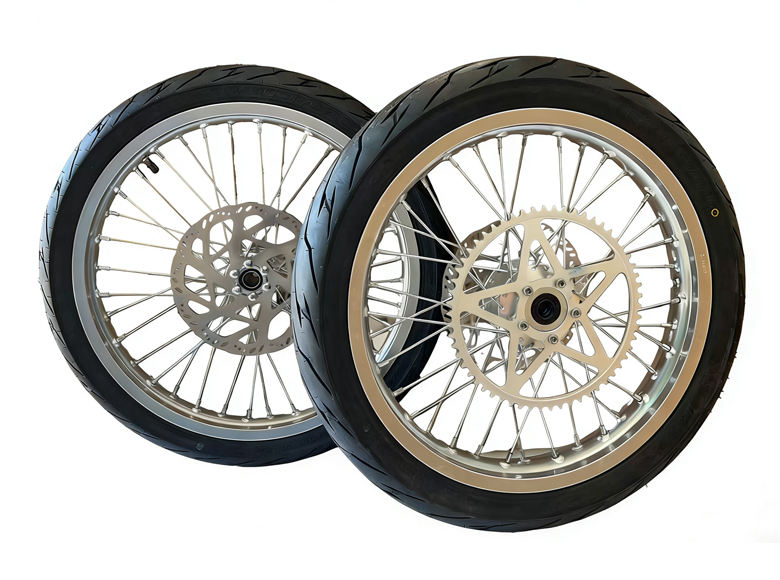 Pneu Chaoyang à jante argentée et rayons argentés