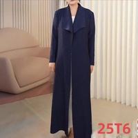 Vente directe d'usine, manteau plissé Issey Miyake pour femmes, automne/hiver, broderie jacquard, doublure en polaire, chapeau amovible
