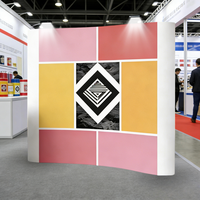 Toile de fond pliable pour exposition avec connexion magnétique et valise de transport à roulettes pour un transport facile