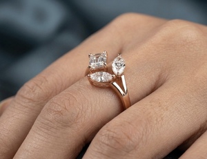 Anillo de compromiso Toi et Moi con diseño personalizado de esmeraldas y corte marquesa, elaborado en laboratorio, con acabado en oro rosa de 10K y múltiples piedras para mujer - Product Image 3