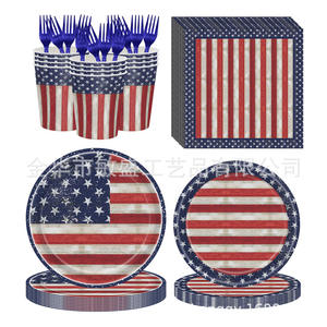 Décoration de fête du 4 juillet : Ensemble moderne à thème rayé pour le Jour de l'Indépendance des États-Unis, comprenant plateau <span class=keywords><strong>en</strong></span> <span class=keywords><strong>papier</strong></span>, gobelets, serviettes, nappe, couteaux, fourchettes et cuillères - Product Image 3