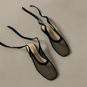 Sandalias planas casuales de verano 2026 de nuevo diseño con malla hueca transpirable y punta cerrada para mujer (Mules) - Product Image 1