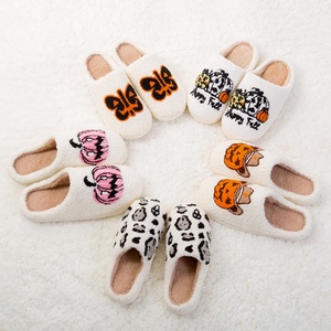 Pantoufles <span class=keywords><strong>Femme</strong></span> Dames Grossistes Personnalisé Maison Halloween pantoufles Design Peluche Hiver Maison floue Pantoufles à Fourrure pour Femmes - Product Image 6