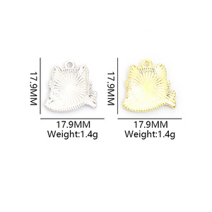 Breloque chat câlinant une poissonne en émail coloré, en alliage de zinc, pour bracelets sur le thème des pêcheurs - Product Image 2