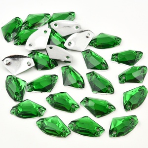 Strass en résine Oleeya en vrac, pierres précieuses à coudre, forme hache/cristal galactique AB, dos plat argenté, à coudre sur les vêtements - Product Image 3