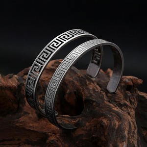 Yunnique Brazalete de acero inoxidable para hombre, patrón geométrico, forma de C hueca, joyería de moda - Product Image 1