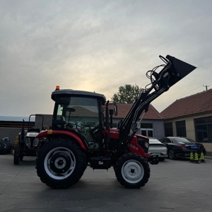 รถแทรกเตอร์ Yto Red 4WD พร้อมที่ตักด้านหน้า สำหรับใช้งานในฟาร์ม ระบบเกียร์อเนกประสงค์ - Product Image 1
