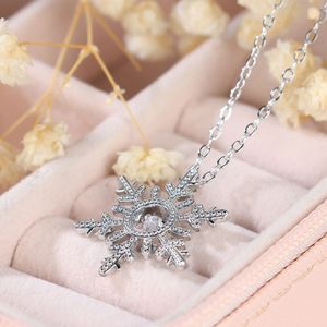 Collar Elegante de Alta Gama para Mujer, Diseño de Colgante de Copo de Nieve Blanco, Cadena de Eslabones Geométricos, Latón con Circonita, para Aniversario - Product Image 3