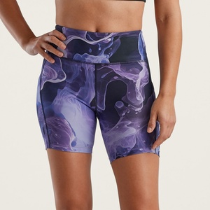 Shorts deportivos de maternidad para mujer con efecto fruncido en la parte trasera, cintura alta, con bolsillos, para correr, camuflaje - Product Image 1