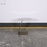 Table basse d'appoint ronde moderne en métal doré avec base incurvée pour canapé, idéale pour hôtels et appartements - Vente en gros