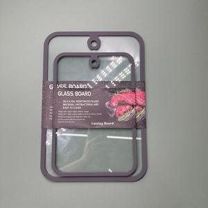 Planche à découper en verre trempé avec trou de suspension rond, bord en silicone antidérapant, antibactérienne, pour la cuisine - Product Image 5