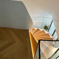 Villa facile à installer Escaliers en colimaçon commerciaux en verre Résident intérieur escalier rotatif en bois à bande de roulement