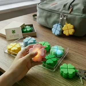 Porte-clés LED en plastique trèfle à quatre feuilles porte-bonheur avec boutons à pression pour soulager le stress, cadeau de fête, pendentif de sac à dos pour enfants - Product Image 1