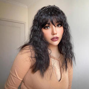 La <span class=keywords><strong>dame</strong></span> porte généralement une longue bande de cheveux tressée avec des extensions de cheveux supplémentaires et des pinces à cheveux supplémentaires. - Product Image 5