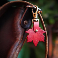 Porte-clés en cuir PU fait main, feuille d'érable vintage, breloque de sac feuille d'automne, fermoir mousqueton en métal antique, décoration de sac à dos
