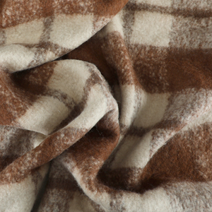 Manta Tejida con Flecos de Mohair Blanca y Marrón, Diseño a Cuadros, Ecológica, para Todas las Estaciones - Product Image 4