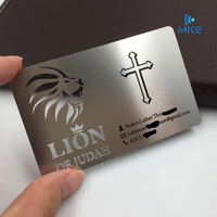 Tarjeta de negocios de metal con código qr