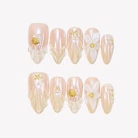 Ongles à presser en acrylique rose nude, motif coquillage de sirène, amande, avec feuille de coquillage 3D, feuille d'or, étoile de mer, fleur blanche et paillettes de perles