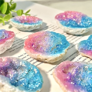 Vente en gros de pierres brutes en agate blanche plaquée bleu et violet Aura Healing Crafts pour décorations d'Halloween - Product Image 2