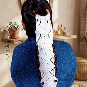 ที่มัดผมมาคาเม่ทำด้วยมือสีขาวพร้อมลูกปัดไม้สำหรับผมหางม้า - Product Image 3