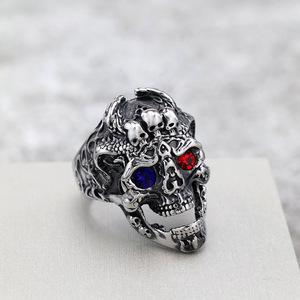 Anillo de calavera de acero inoxidable yunnique para hombre con piedras preciosas rojas y azules, estilo punk retro, regalo de joyería de moda - Product Image 1