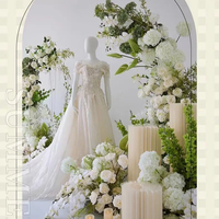Fleurs en arc blanc personnalisées pour la décoration de l'hôtel de mariage Fleurs de porte