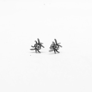 Pendientes de tuerca con forma de araña yunnique, joyería de moda con forma de insecto de acero de titanio para hombres y mujeres - Product Image 3