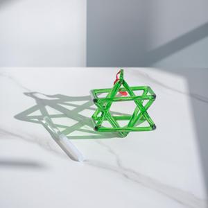 Pyramide chantante en cristal de Merkaba vert, quartz de haute pureté, tétraèdre étoilé pour le yoga, l'équilibrage des chakras et la thérapie sonore - Product Image 1