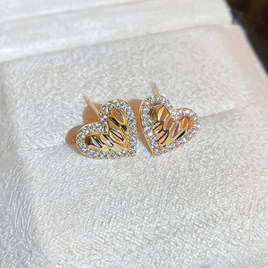 Boucles d'oreilles clous cœur E2455 plaqué or avec cristaux et strass sertis clos, bijoux romantiques et tendance, cadeau unisexe - Product Image 4