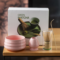 Ensemble élégant et moderne de fouet à matcha de style Japandi avec fouet et bol en céramique