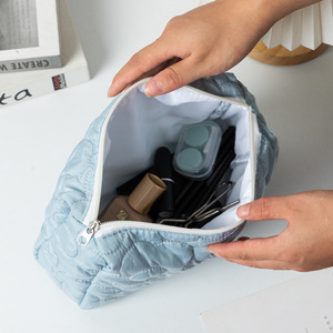Nuova Borsa Trapuntata Grande con Motivi Floreali per Ragazze, per Scuola, Viaggi, Uso Quotidiano, Trucco e Cosmetici con Cerniera - Product Image 5