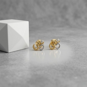 ต่างหูทรงโอเม็นทองคำ 22K ดีไซน์หรูหรา ประดับเพชร เหมาะสำหรับผู้หญิง สวมใส่ได้ทุกวัน - Product Image 3