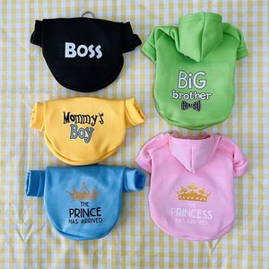 เสื้อฮู้ดดี้สำหรับสัตว์เลี้ยง ผ้าฟลีซ สำหรับสุนัขและแมว พร้อมหัวเข็มขัดรัดสายจูง สำหรับฤดูใบไม้ร่วงและฤดูหนาว สีชมพู เหลือง ดำ พิมพ์ลายตัวอักษร - Product Image 2